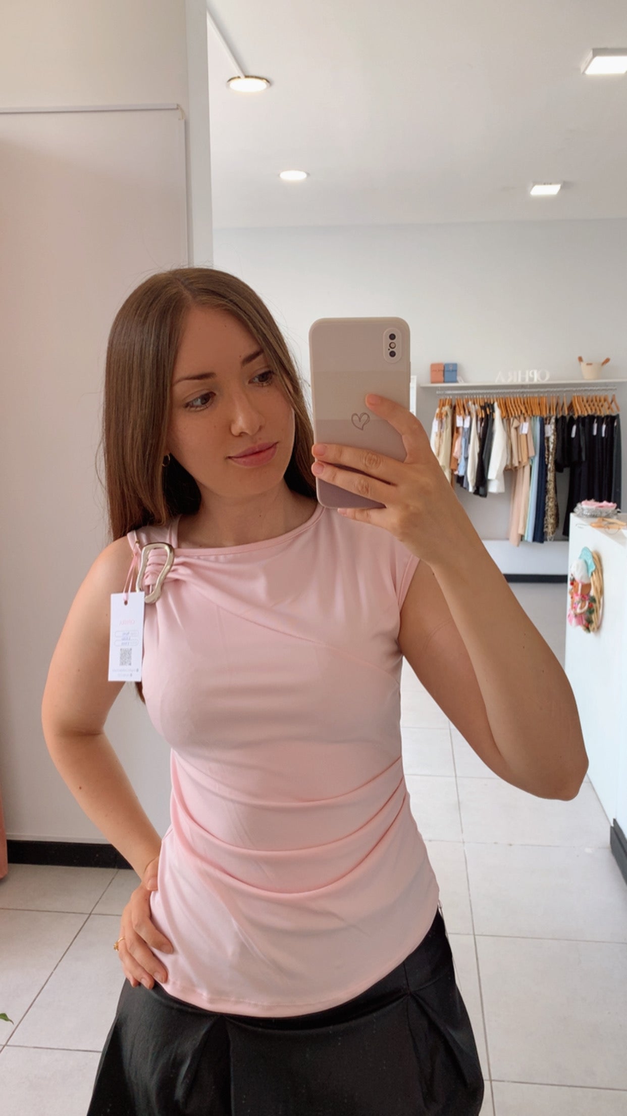 RE111 Remera con aplique en el hombro