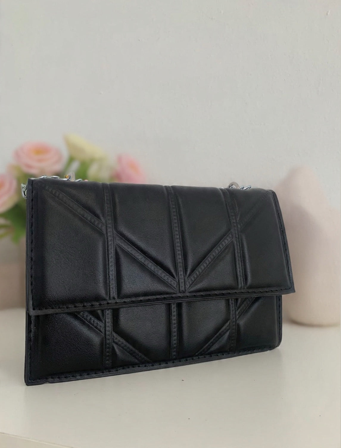 AC107 Bandolera con cadena plateada